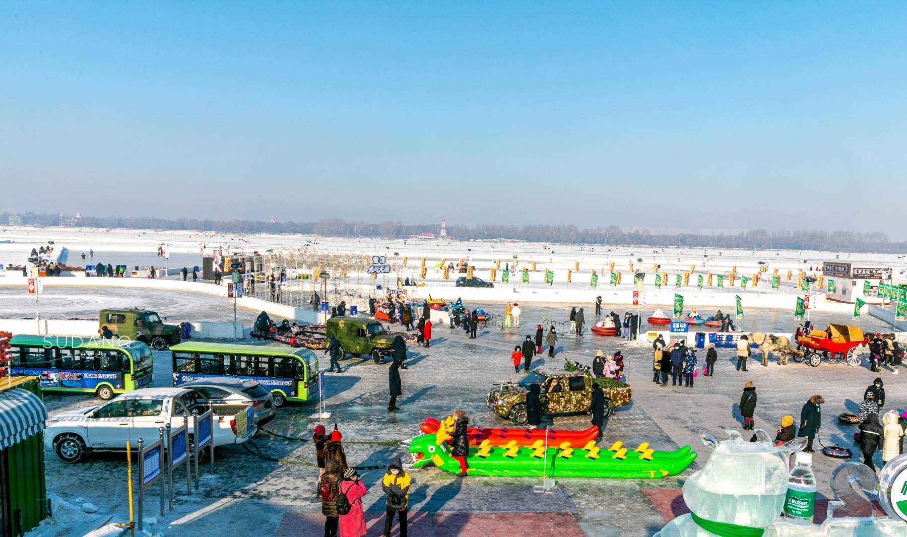 原创 冬天的江上能开车,我不信!东北人:不仅能开车还能“开坦克”3