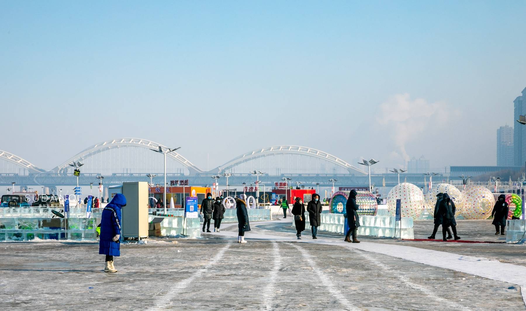 原创 冬天的江上能开车,我不信!东北人:不仅能开车还能“开坦克”4