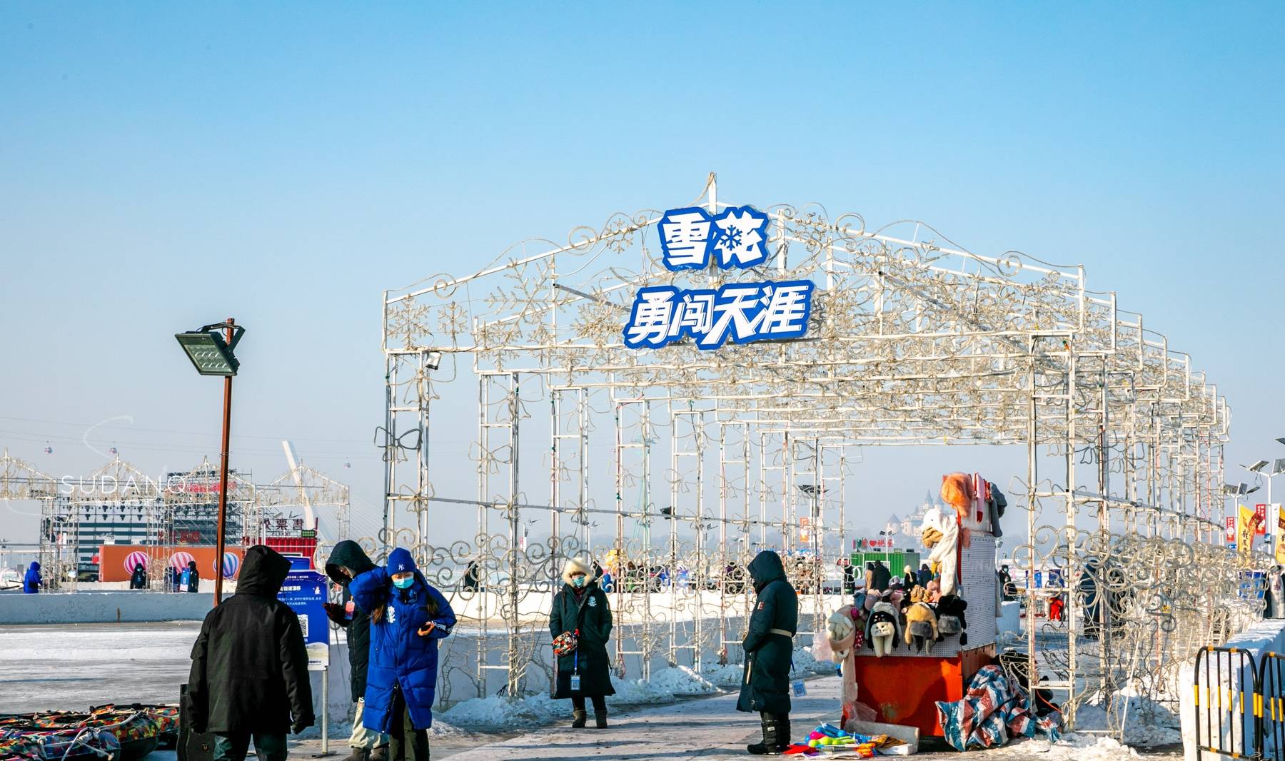 原创 冬天的江上能开车,我不信!东北人:不仅能开车还能“开坦克”7