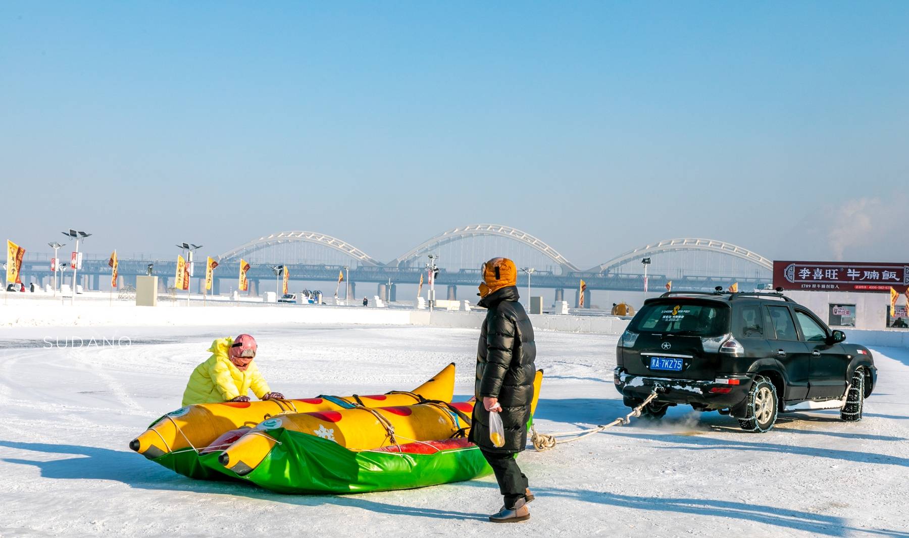 原创 冬天的江上能开车,我不信!东北人:不仅能开车还能“开坦克”10