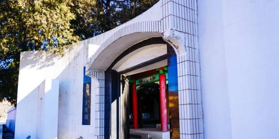 原创 80年再回首,寻访河北潘家峪惨案陵园,4座坟头埋葬着1230位村民2