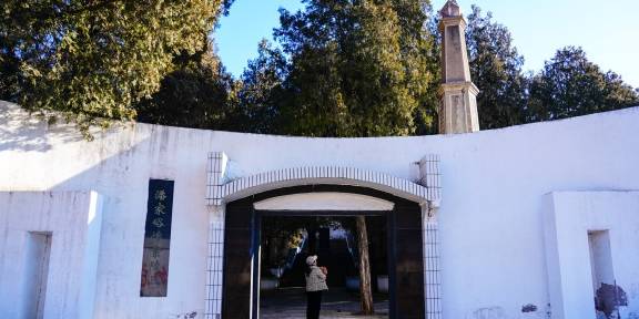 原创 80年再回首,寻访河北潘家峪惨案陵园,4座坟头埋葬着1230位村民6