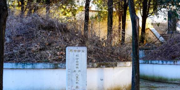 原创 80年再回首,寻访河北潘家峪惨案陵园,4座坟头埋葬着1230位村民12