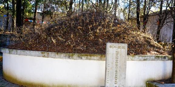 原创 80年再回首,寻访河北潘家峪惨案陵园,4座坟头埋葬着1230位村民13