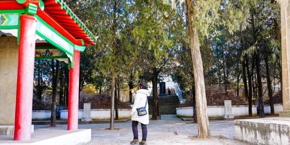 原创 80年再回首,寻访河北潘家峪惨案陵园,4座坟头埋葬着1230位村民9