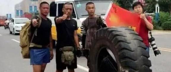 原创 为何川藏线上很多人滚轮胎？原因竟是：滚一次轮胎，能买一辆宾利2