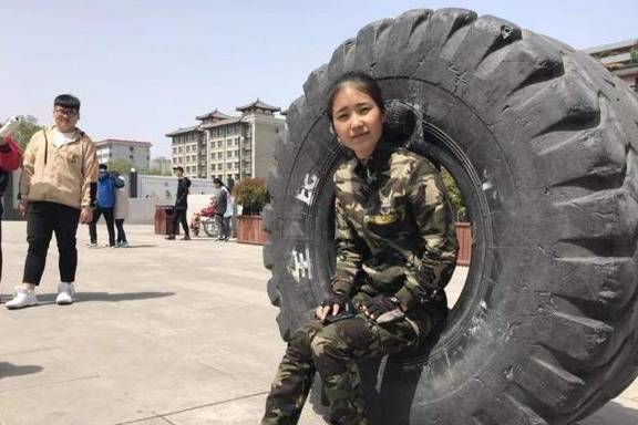 原创 为何川藏线上很多人滚轮胎？原因竟是：滚一次轮胎，能买一辆宾利3