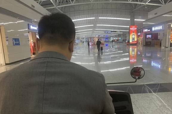 原创 几乎零差评！乘务长亲自削水果给乘客，这家航司才是好服务标杆11