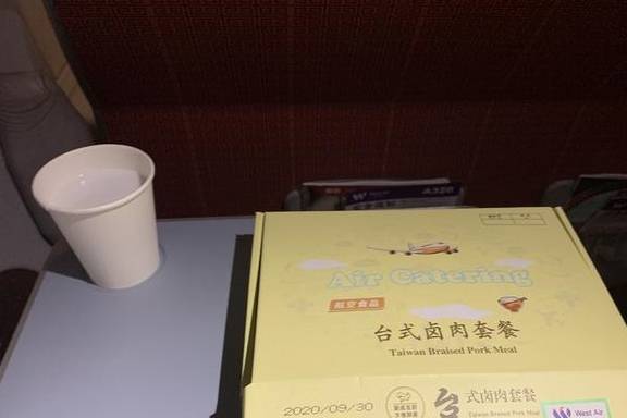 原创 几乎零差评！乘务长亲自削水果给乘客，这家航司才是好服务标杆16