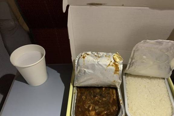 原创 几乎零差评！乘务长亲自削水果给乘客，这家航司才是好服务标杆17