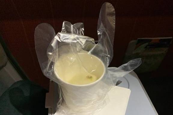 原创 几乎零差评！乘务长亲自削水果给乘客，这家航司才是好服务标杆18