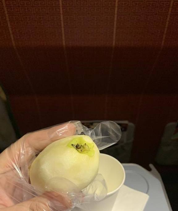 原创 几乎零差评！乘务长亲自削水果给乘客，这家航司才是好服务标杆20