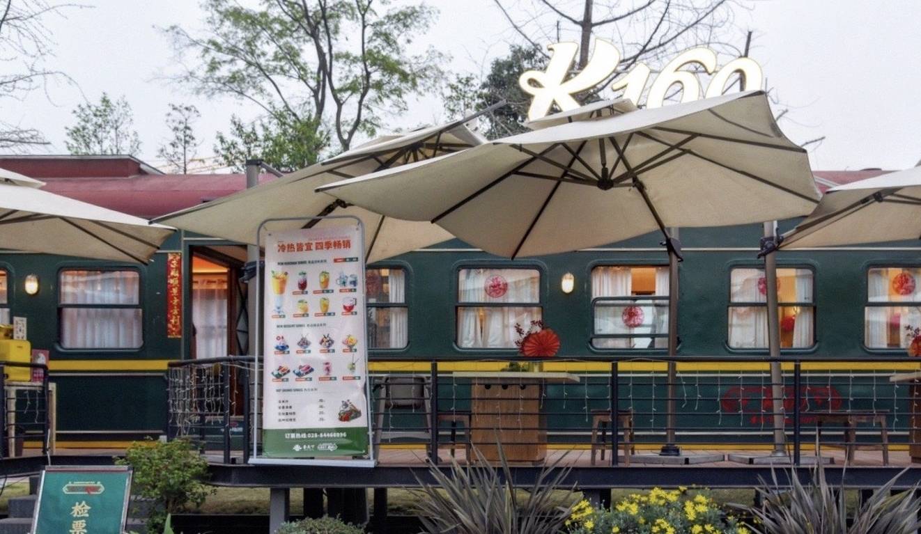 成都铁路主题火锅,游客能在真实车厢上用餐,不预约基本吃不上1