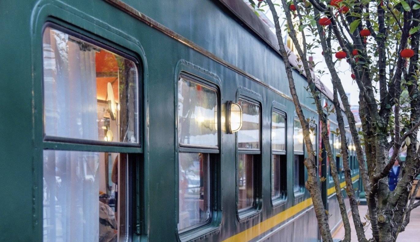 成都铁路主题火锅,游客能在真实车厢上用餐,不预约基本吃不上2