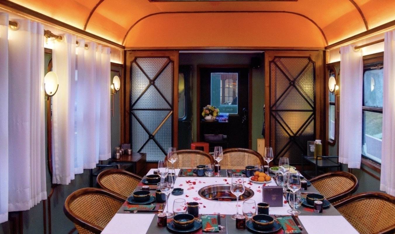 成都铁路主题火锅,游客能在真实车厢上用餐,不预约基本吃不上3