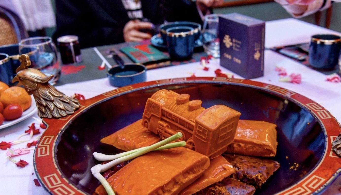 成都铁路主题火锅,游客能在真实车厢上用餐,不预约基本吃不上4