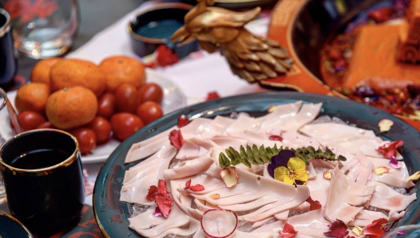 成都铁路主题火锅,游客能在真实车厢上用餐,不预约基本吃不上5