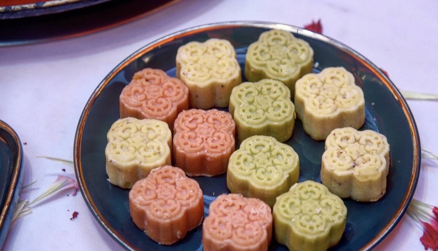 成都铁路主题火锅,游客能在真实车厢上用餐,不预约基本吃不上6