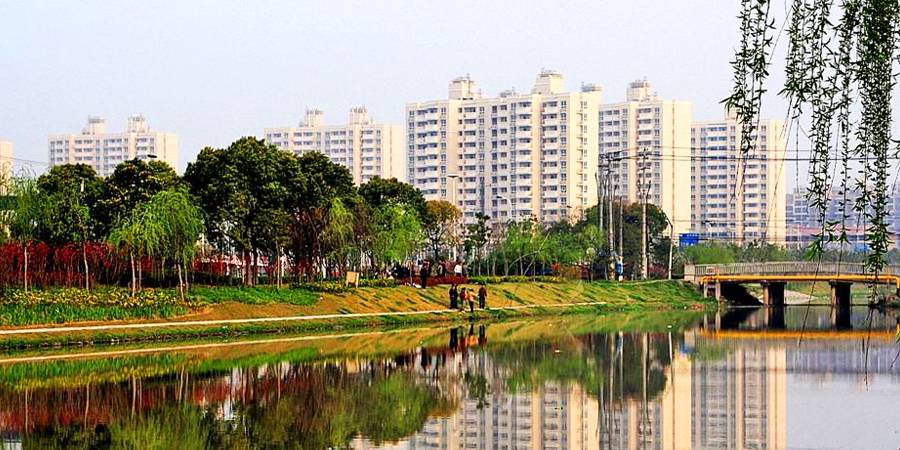 上海浦东新区一个镇，紧邻市区，面积24平方公里，人口28万2