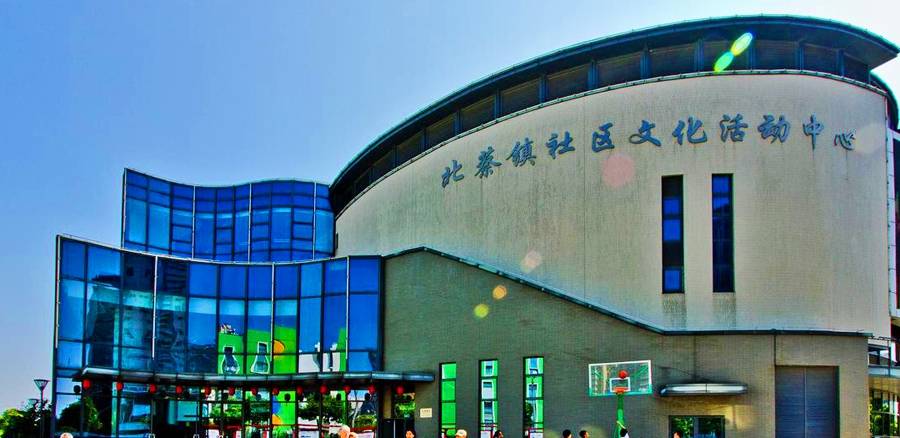 上海浦东新区一个镇，紧邻市区，面积24平方公里，人口28万4