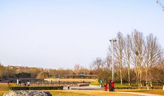 石家庄有一座在垃圾地基上建造的公园,风景如画,是春游的好去处5