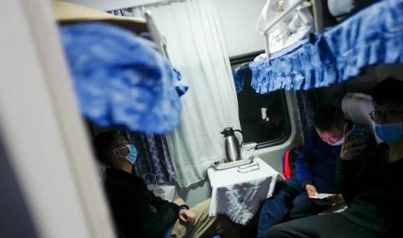 国内火车也有头等舱?看我多花了十倍价钱的包厢长啥样4