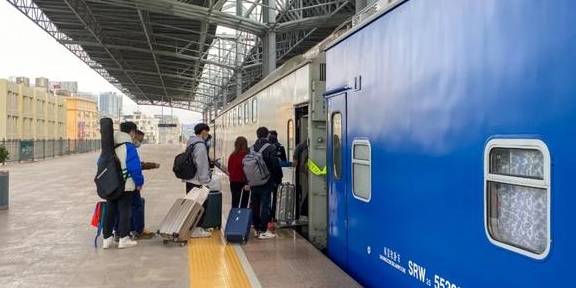 国内火车也有头等舱?看我多花了十倍价钱的包厢长啥样8