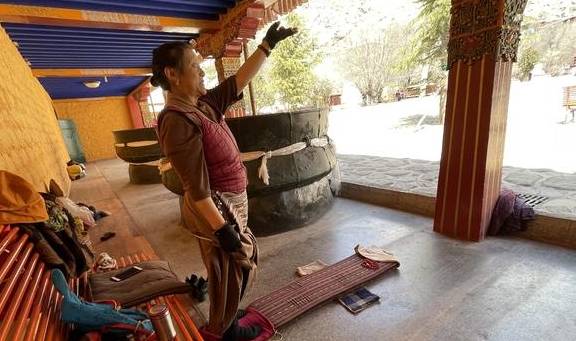 游色拉寺：再遇残疾拜佛人，看僧人精彩辩经，为什么拉萨滴滴车贵13