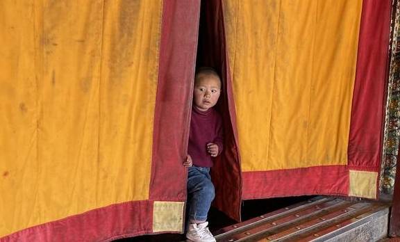 游色拉寺：再遇残疾拜佛人，看僧人精彩辩经，为什么拉萨滴滴车贵10