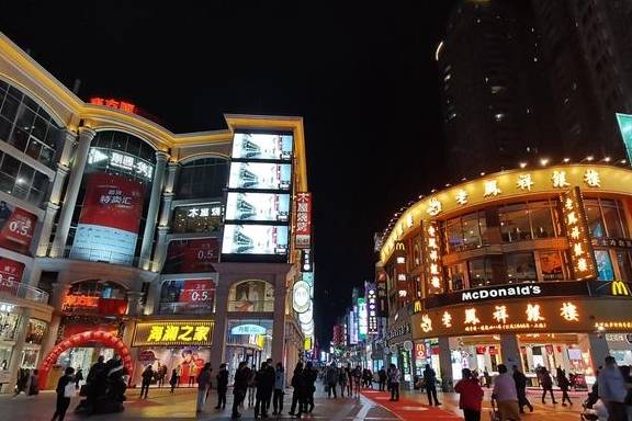 广州第一条步行街,全长超过一公里,建筑中西合璧,夜景好漂亮1