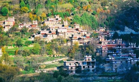 甘孜藏族自治州不仅有帅气的丁真,还有这个网红村落,它盛产美女2