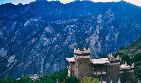 甘孜藏族自治州不仅有帅气的丁真,还有这个网红村落,它盛产美女3