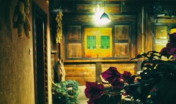 甘孜藏族自治州不仅有帅气的丁真,还有这个网红村落,它盛产美女5