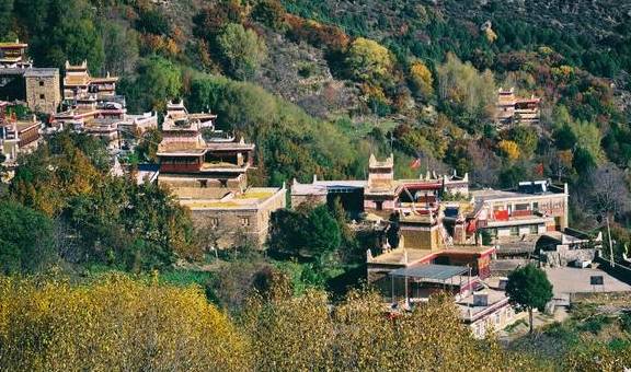 甘孜藏族自治州不仅有帅气的丁真,还有这个网红村落,它盛产美女12