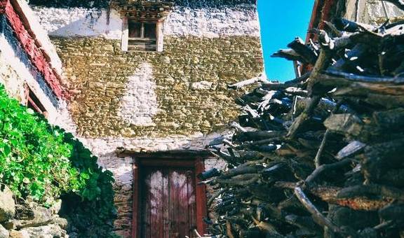 甘孜藏族自治州不仅有帅气的丁真,还有这个网红村落,它盛产美女6