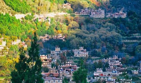 甘孜藏族自治州不仅有帅气的丁真,还有这个网红村落,它盛产美女8