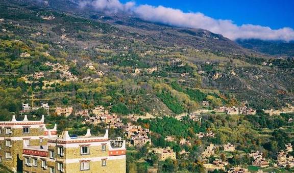 甘孜藏族自治州不仅有帅气的丁真,还有这个网红村落,它盛产美女10