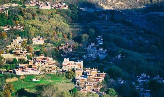 甘孜藏族自治州不仅有帅气的丁真,还有这个网红村落,它盛产美女16