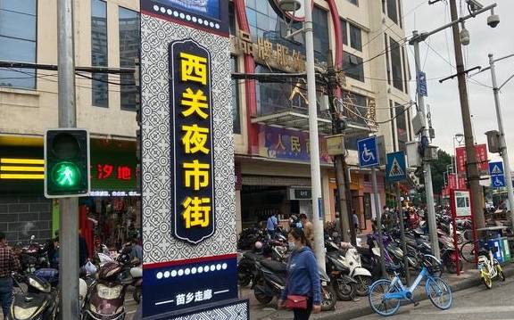 南宁市中心朝阳广场又开了一条夜市美食街，汇聚了上千种特色美食1