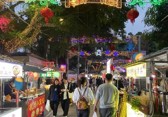 南宁市中心朝阳广场又开了一条夜市美食街，汇聚了上千种特色美食3