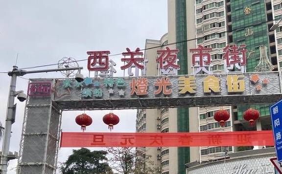 南宁市中心朝阳广场又开了一条夜市美食街，汇聚了上千种特色美食4