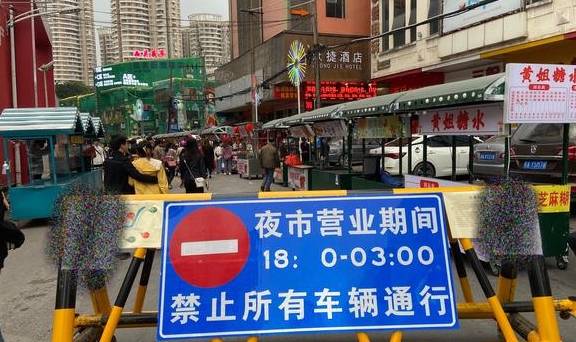 南宁市中心朝阳广场又开了一条夜市美食街，汇聚了上千种特色美食6