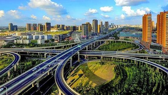 江苏进步最大的城市,GDP刚好破万亿,被誉为“北上海”3