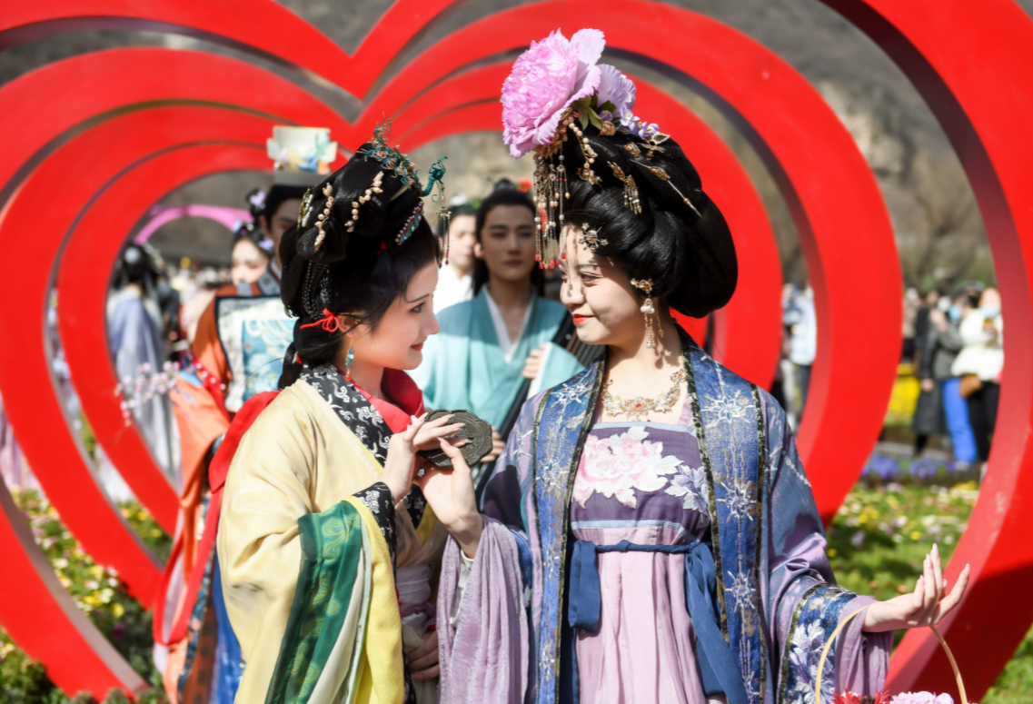 惊蛰迎汉服盛会 河南云台山出彩绽放3