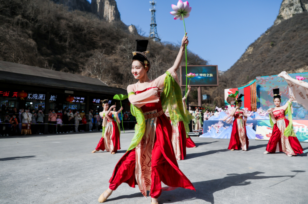 惊蛰迎汉服盛会 河南云台山出彩绽放4