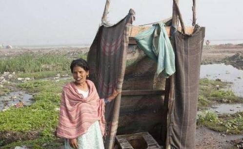 印度厕所都是露天的,去过的都知道,但印度女人是怎么上厕所的?1