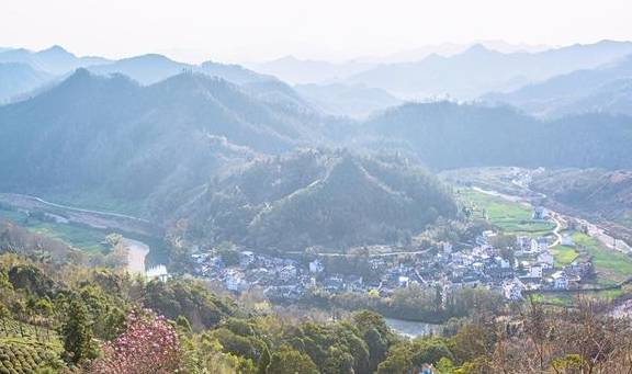 安徽歙县有一座古村落,这里有云海里的油菜花,清晨宛若仙境1