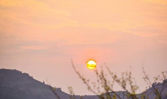 安徽歙县有一座古村落,这里有云海里的油菜花,清晨宛若仙境12