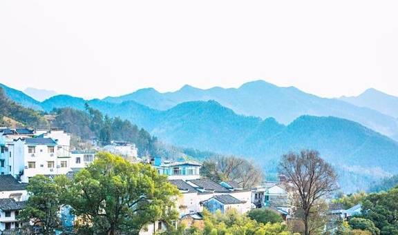 安徽歙县有一座古村落,这里有云海里的油菜花,清晨宛若仙境8