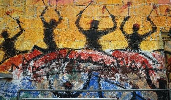 这个隐匿山谷的瑶寨,石缝里长出金银花,村子变成了公园2